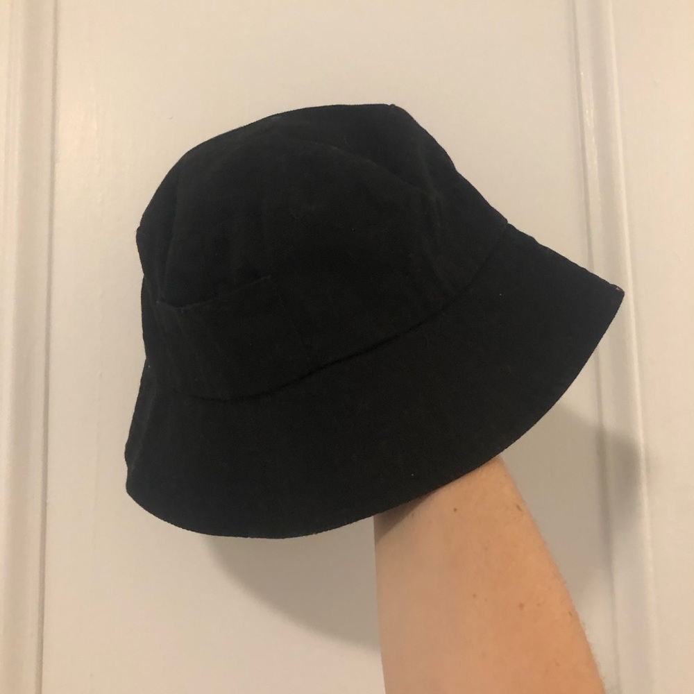 Lack of color wave black bucket hat